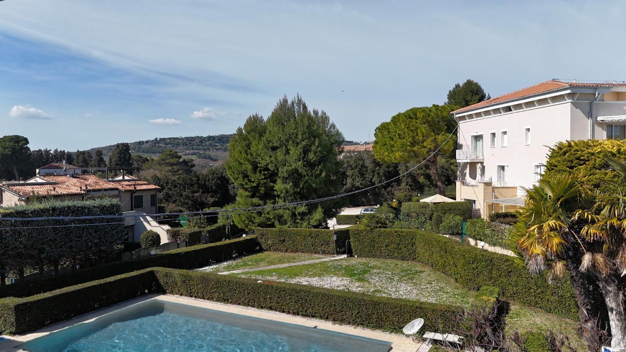 N185 - Numana, meraviglioso trilocale con terrazzo e piscina Esterno foto